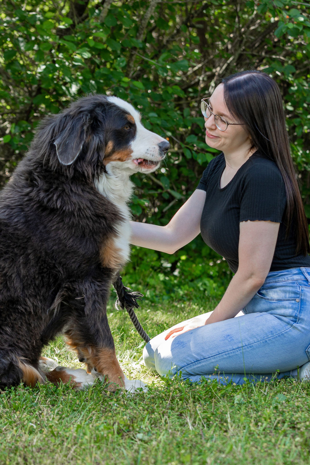 Luna, unsere Berner Sennenhündin, im innigen Moment mit ihrer Besitzerin – die Inspiration hinter Balau Naturkosmetik